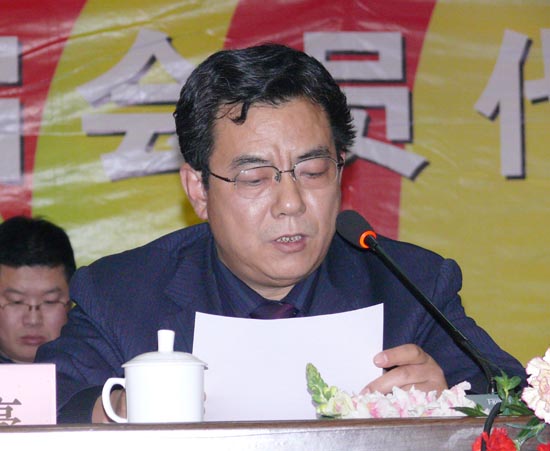 河北省饲料工业协会第三届理事会秘书长白亮亮主持大会